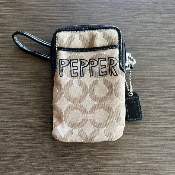 Coach Poppy-Chan Pepper Cell Wristlet (Japan Exclusive) 2009 - Picture 4 of 10